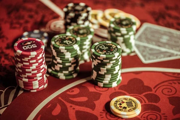 r8888 মোবাইল অ্যাপ লাইভ ক্যাসিনো বৈশিষ্ট্য Blackjack এবং Roulette সহ